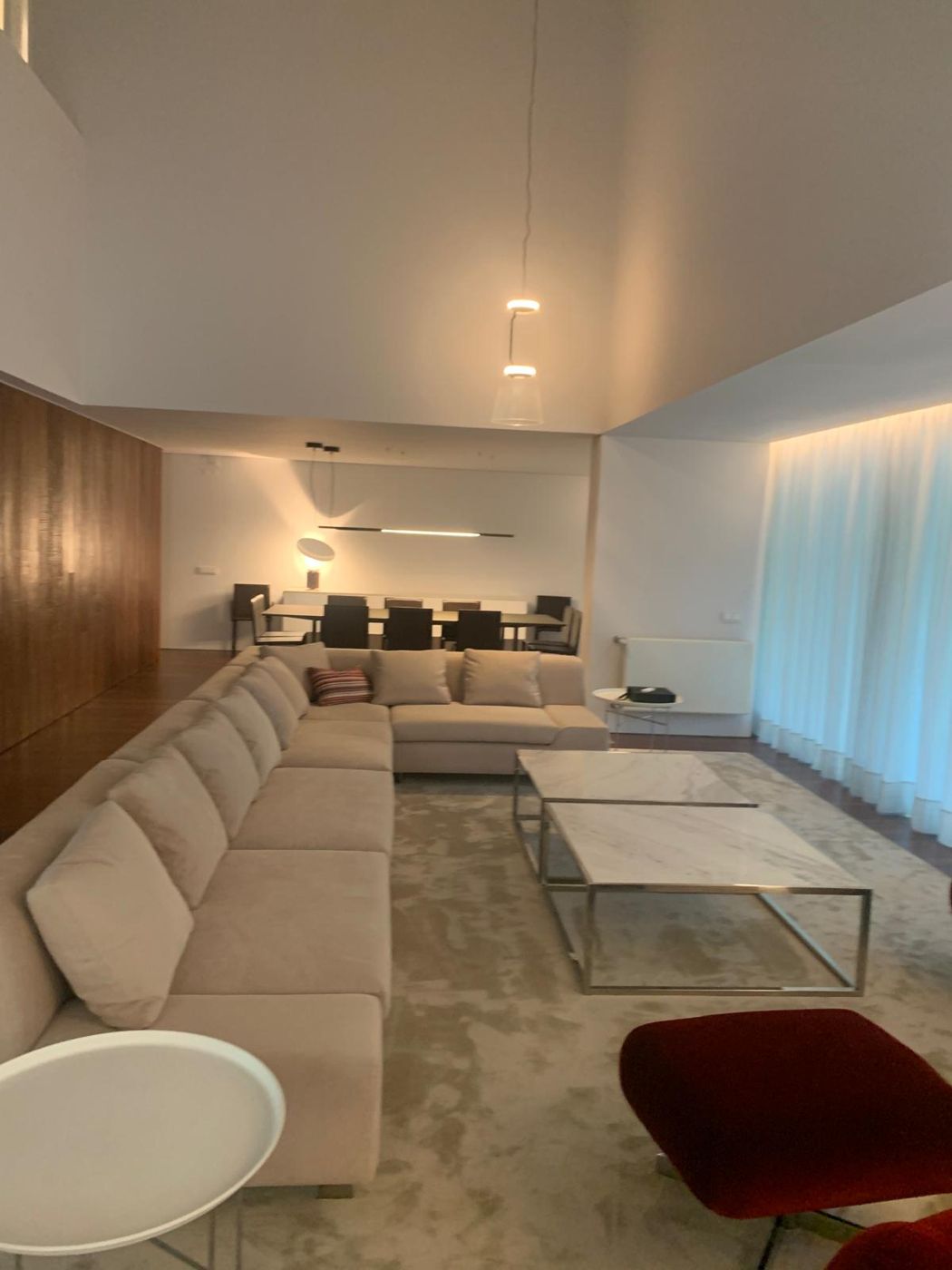 Sala de estar com iluminação suspensa e indirecta