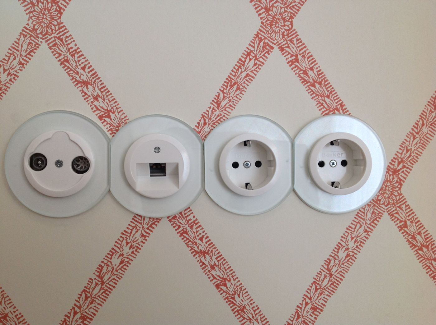 Tomadas eléctricas, de dados e de TV com espelhos em vidro